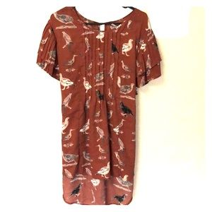 Melissa McCarthy hi-lo avian top